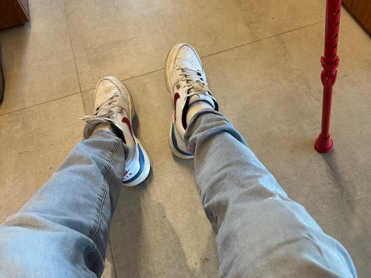 Eu pronto para voltar ao mundo lá fora, ainda de muletas