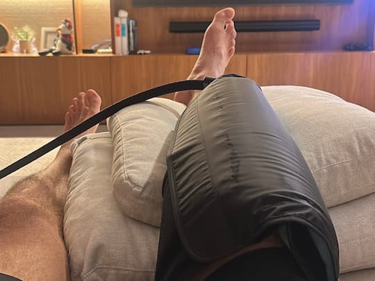 Máquina de crioterapia com compressão (tipo Game Ready) usada para reduzir inchaço após cirurgia de LCA