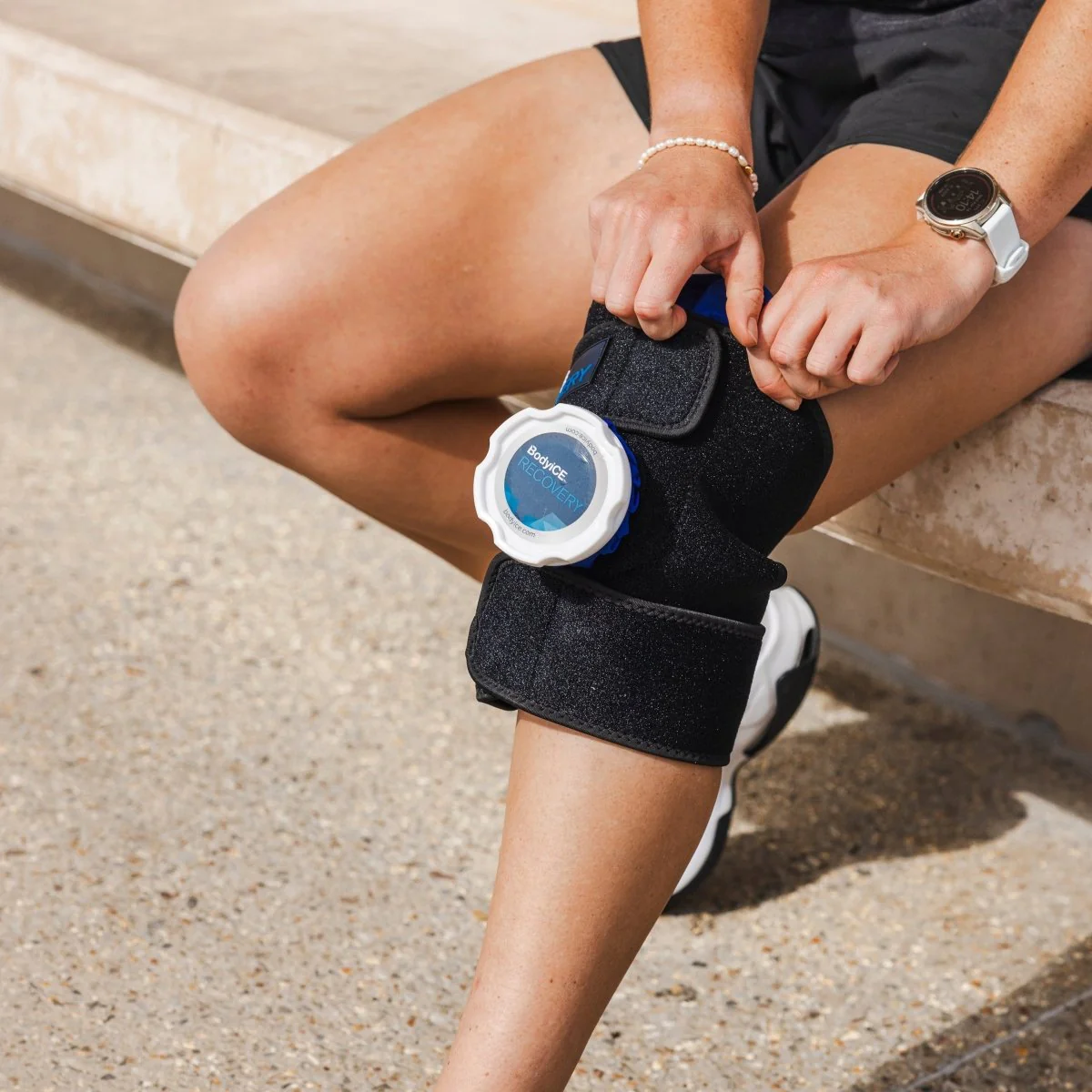 Bolsa de gelo com tiras presa ao joelho